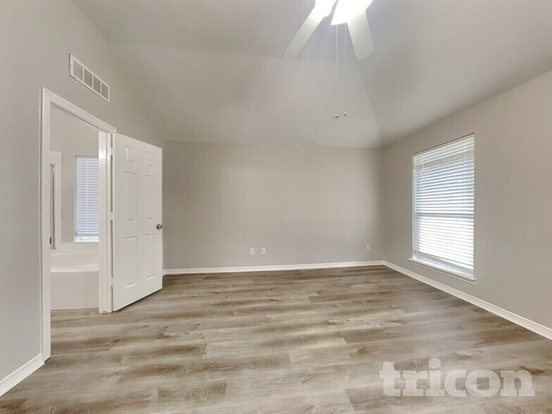 Building Photo - 10834 Golden Sunshine Dr