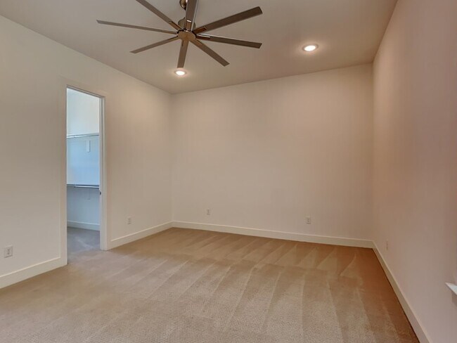 Building Photo - 129 E Oscar Dr