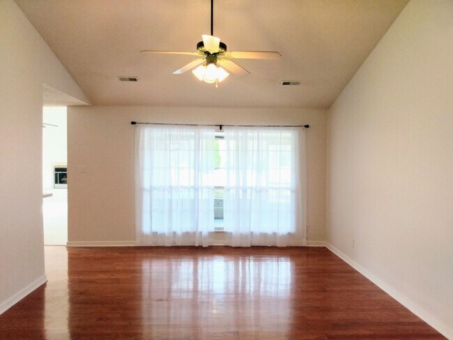 Building Photo - Maryville 37803 - COMING SOON! 3 bedroom, 2 bath, split floor plan home with a 2-car garage - Cal...