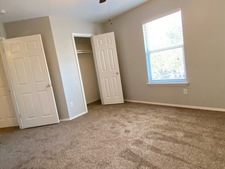 Building Photo - 2326 Clover Ridge Dr