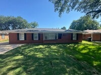 Building Photo - 2613 Plantation Dr