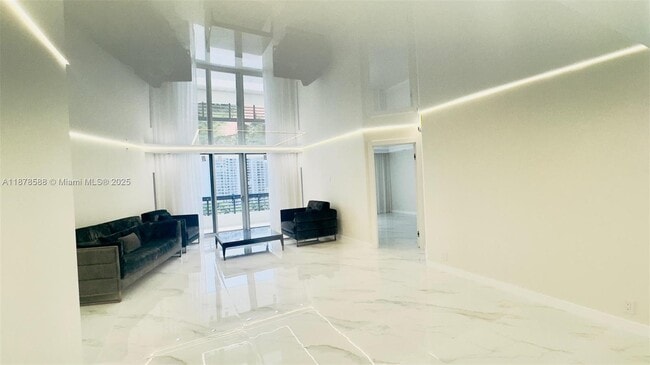 Building Photo - 3500 Mystic Pointe Dr