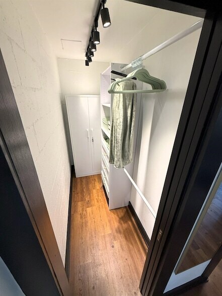 Building Photo - 742 Parklawn Ct