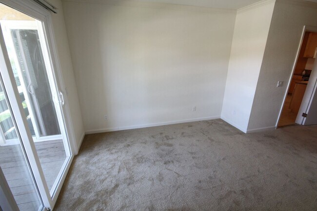 Building Photo - Huge 2 Bedroom Condo