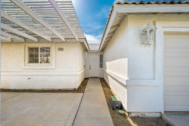 Building Photo - 51905 Avenida Velasco