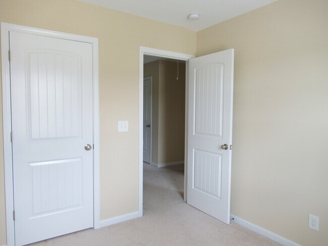 Building Photo - Three Bedroom Townhome in Richlands Close to Everything!!