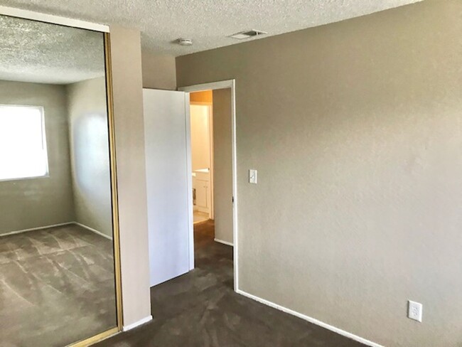 Building Photo - 3 Bed 1.5 Bath Townhouse in Antioch -- COM...