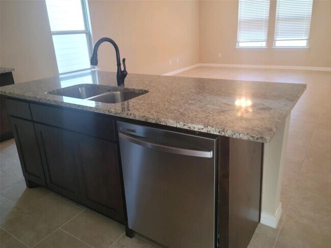 Building Photo - 124 Canales Cir