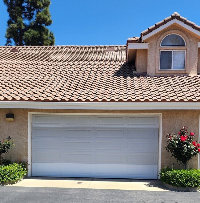 Building Photo - Gorgeous 2 bedroom newly renovated upstairs corner condo in gated community with pool & hill side...
