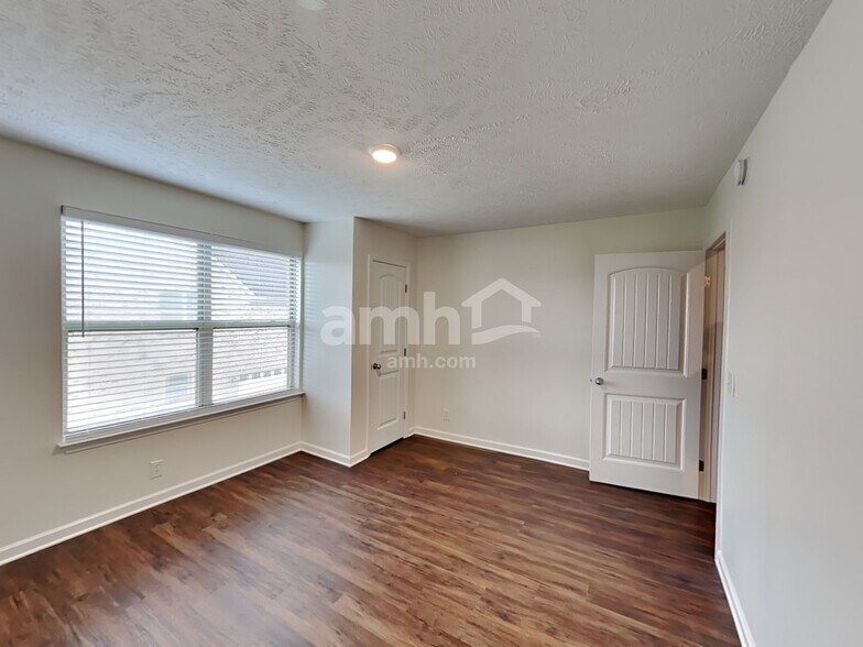 Building Photo - 3331 Foxside Ln