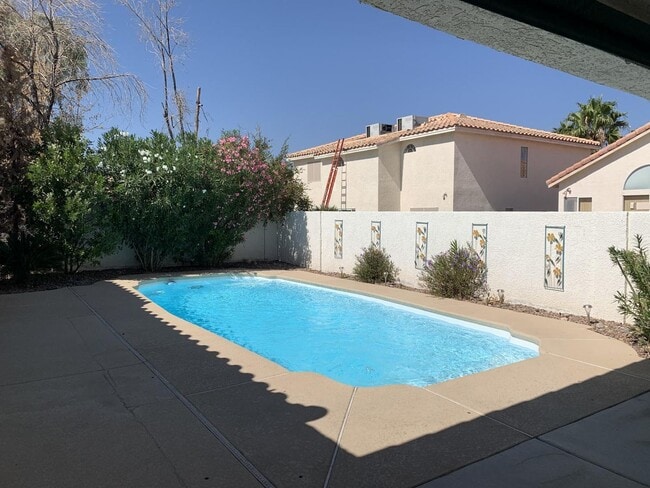 Building Photo - Single story pool home