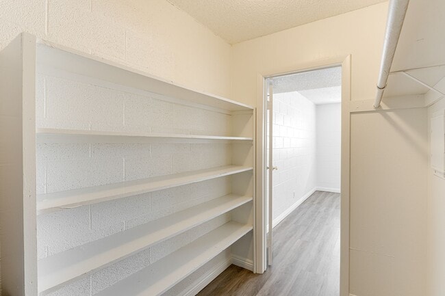 Building Photo - Charming Upstairs Unit with Prime Location...