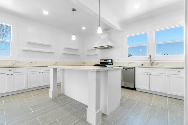 Building Photo - 1019 N Main St