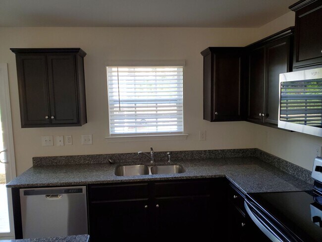 Building Photo - Beautiful Home minutes from the airport!