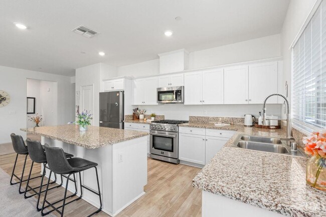 Building Photo - 4 Bed 2 Bath