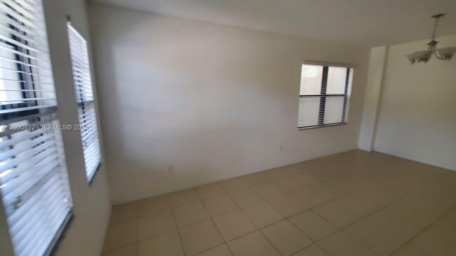 Building Photo - 652 NE 191st Terrace