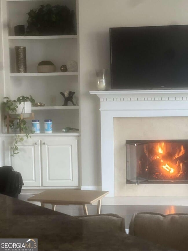 Building Photo - 608 Maple Grove Way