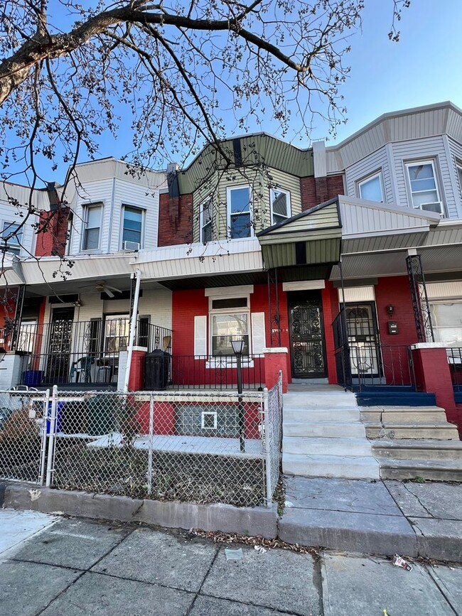 Building Photo - Stunning 3-Bedroom Townhome in Kingsessing! Available mid-April!