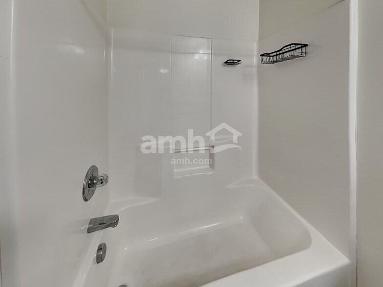 Building Photo - 6260 Cove Creek Dr