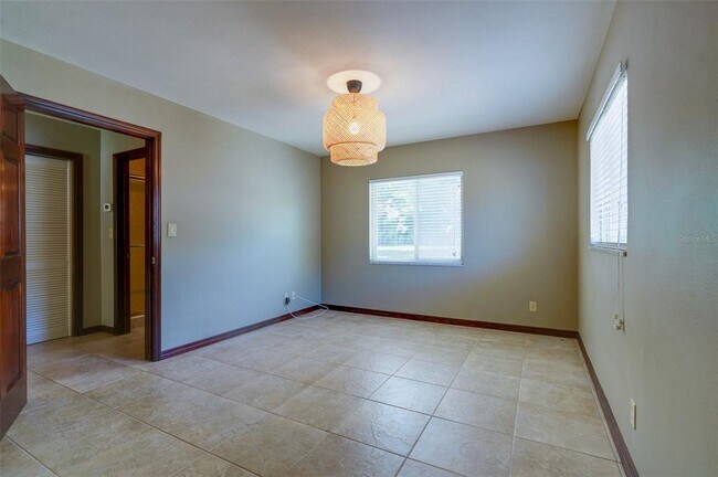 Building Photo - 215 Garden Cir