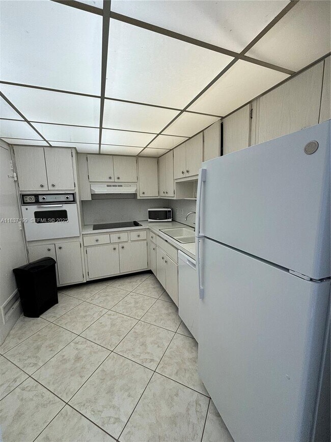 Building Photo - 400 Kings Point Dr