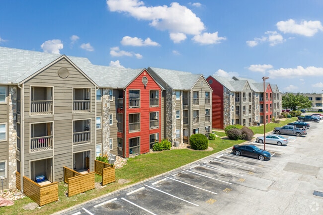 Building Photo - Villa De Oro