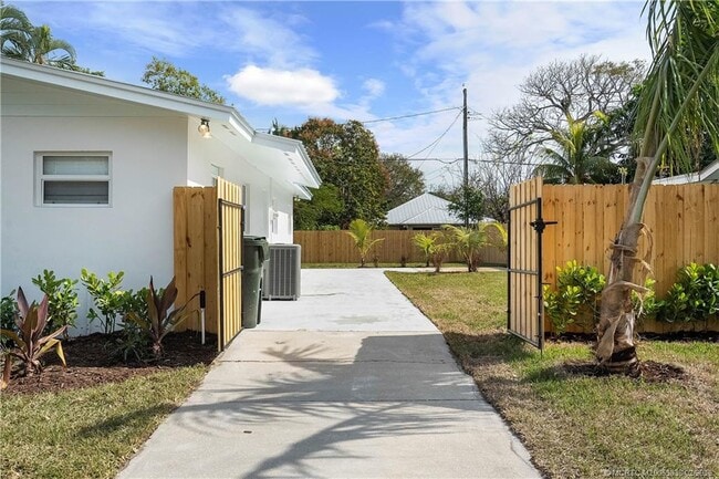 Building Photo - 901 E Madison Ave