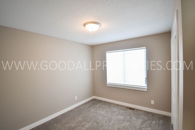 Building Photo - 4 Bed 2.5 bath Ranch with Finished Basement!