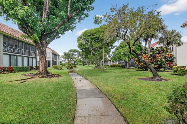 Building Photo - 5560 Fairway Park Dr