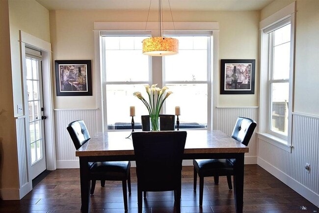 Building Photo - Gorgeous home in Loyal Garden Subdivision.