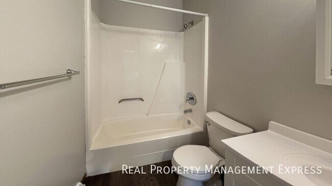 Building Photo - 4 bed 2 bath home with attached garage!