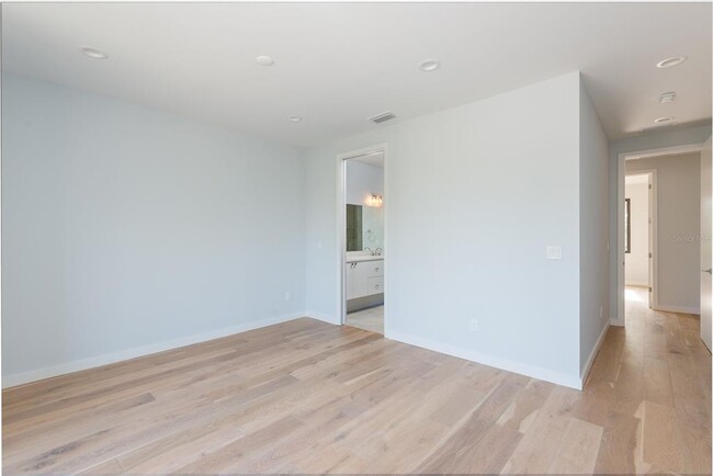 Building Photo - 530 W Plaza Pl