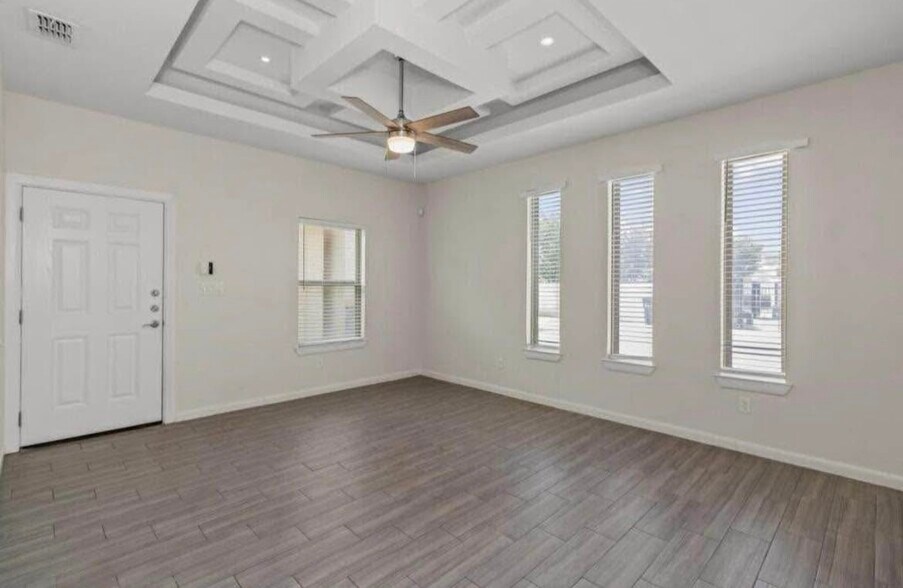 Building Photo - 704 E Myrtle Beach Ave