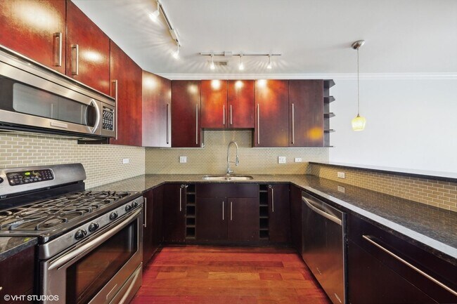 Building Photo - 825 N Hudson Ave