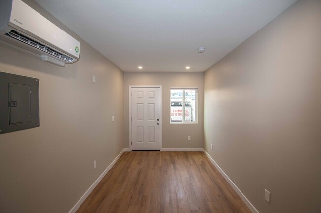 Interior Photo - 5340-5338 Wightman Street