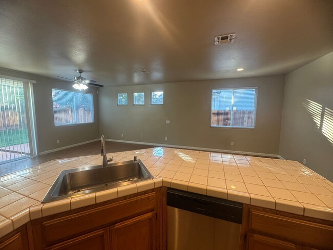 Building Photo - Spacious 4 Bedroom Home in Elk Grove