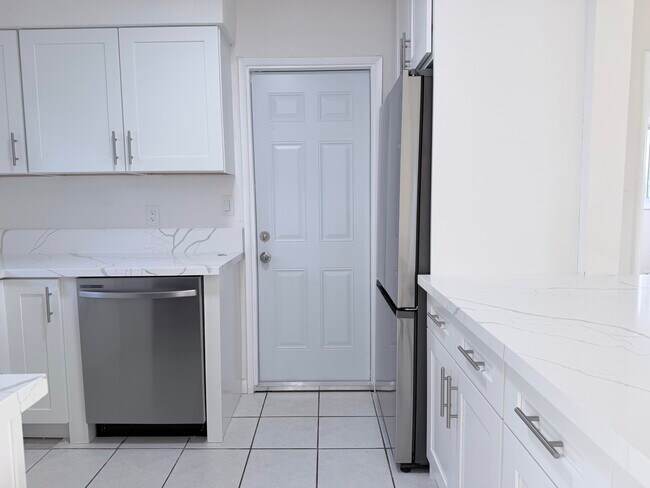 Building Photo - 231 NE 16th Ave