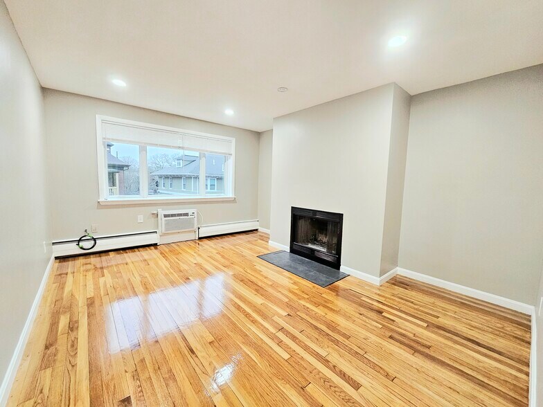 Building Photo - 44 Evergreen St