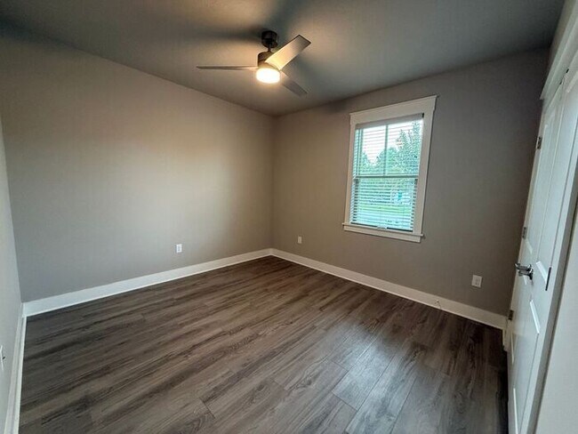 Building Photo - Gulf Breeze - 4 bedroom, 2.5 bathroom - lawn care included
