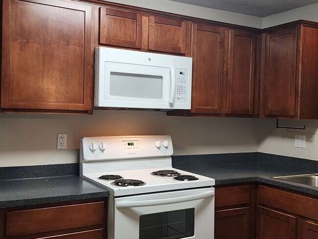 Building Photo - 1ST  FULL  MONTH'S  RENT  FREE   Pet-friendly Townhouse Near Parks and Downtown Newberg