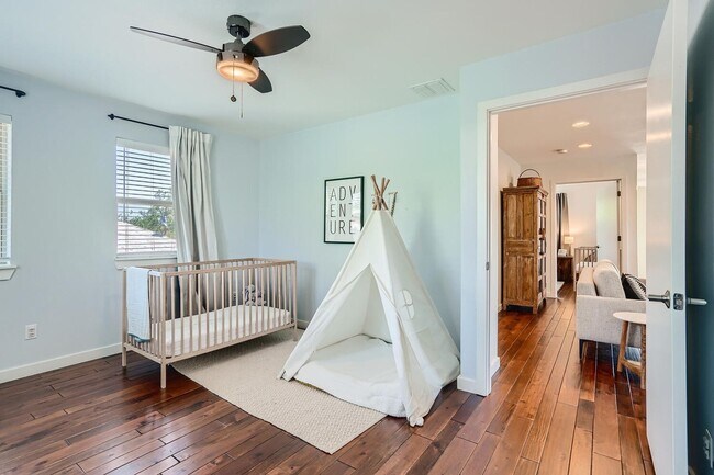 Building Photo - Home for Lease In East Downtown Austin Holly District