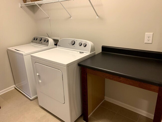 Building Photo - 204 Princess Pl