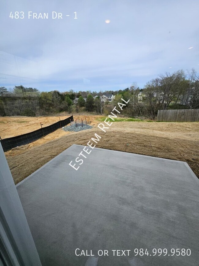 Building Photo - 483 Fran Dr