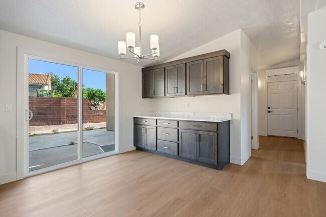 Building Photo - 146 E 400 N