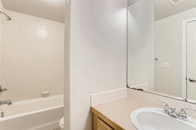 Building Photo - Beautiful townhome in Cottages of Berthoud...
