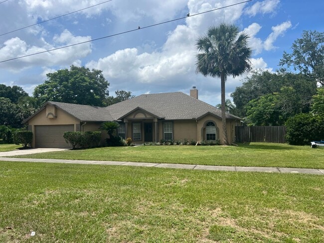 Building Photo - Large 4/2 with 2 Car Garage & Huge Fenced ...