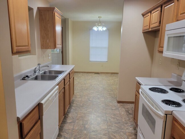 Building Photo - 3 Bedroom 2 Bath Close To Missouri State University $1295