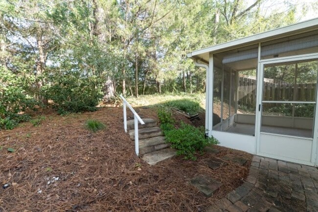 Building Photo - Charming 3-Bedroom, 2-Bath Home with Vaulted Ceilings and Open Floor Plan!