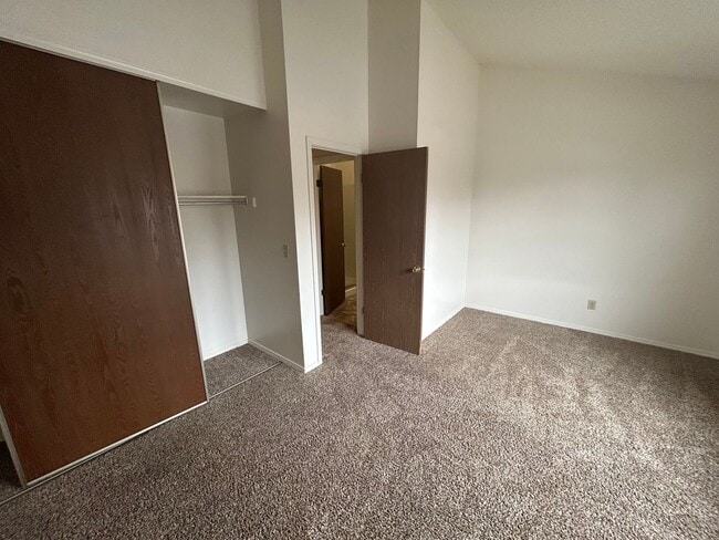 Building Photo - 2 Bed 2 Bath Condominium