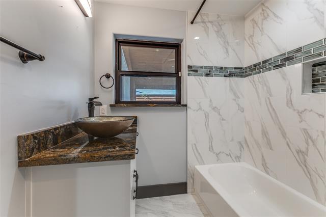 Building Photo - 2124 Charles Dr